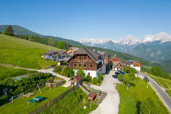 Alpinresort Drohnenaufnahmen der Alleinlage und Wellness-Bereiche
