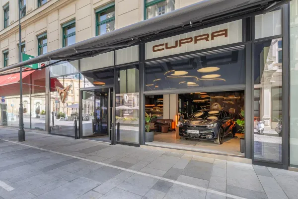 Moderne Innenarchitektur- und Showroomfotografie des Cupra Flagship Store in der Wiener Innenstadt