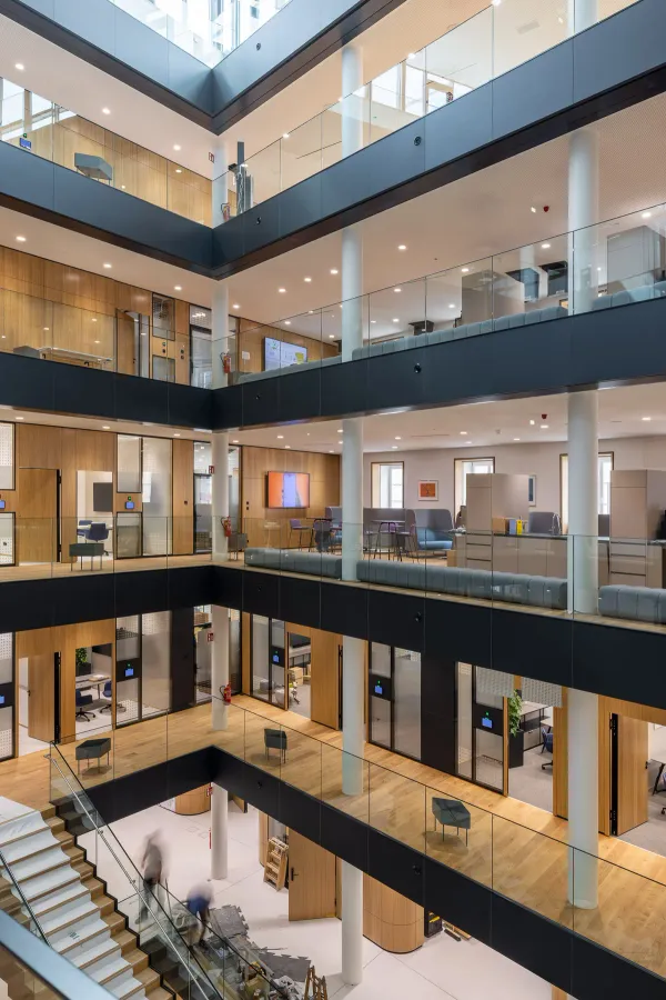 Interieurfotografie der Erste Bank Filiale am Alten Platz in Klagenfurt mit Fokus auf Ergonomie