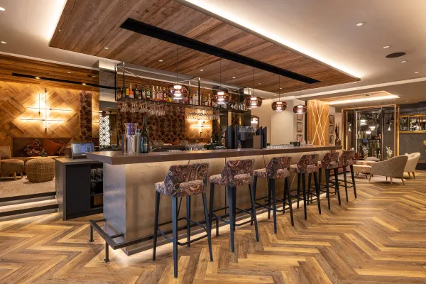 Interieurfotografie mit Fokus auf alpine Holzästhetik und Gemütlichkeit im Hotel Lavendel