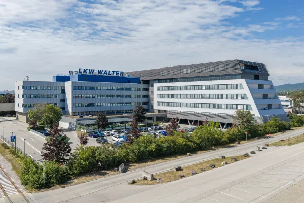 Drohnenaufnahme und Luftbild des LKW Walter Logistikterminals im Industriezentrum NÖ Süd