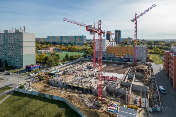 Baudokumentation und Luftbildaufnahmen des modernen VIC Bürogebäudes in Opatov, Prag