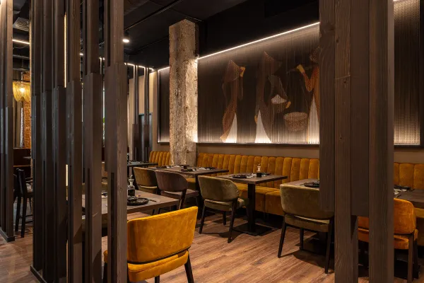 Stimmungsvolle Innenraum- und Beleuchtungsfotografie im asiatischen Restaurant in Linz