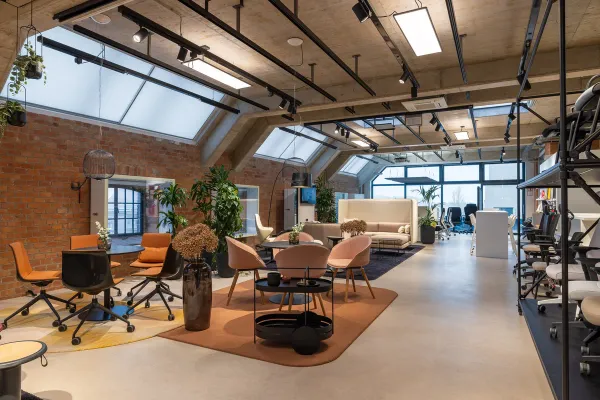 Professionelle Interieurfotografie und Büromöbel-Inszenierung im Interstuhl Showroom Wien