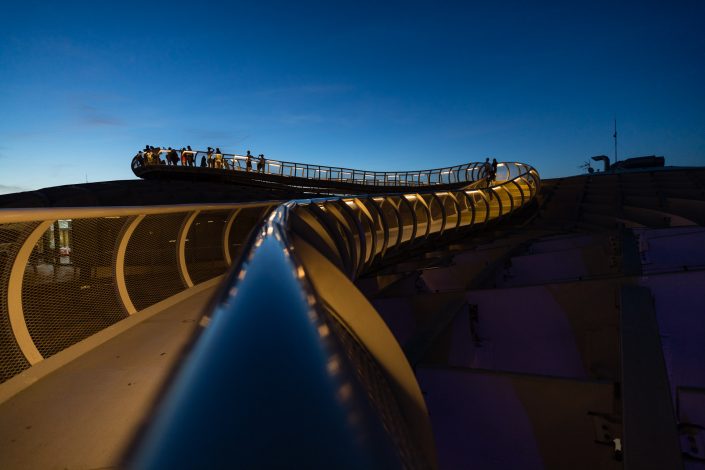 Der Metropol Parasol ist eine Holzkonstruktion in der Altstadt der spanischen Stadt Sevilla. Das Bauwerk mit organischen Strukturen wurde durch den deutschen Architekten Jürgen Mayer H. entworfen. Das neue Wahrzeichen von Sevilla hat eine Länge von 150 Metern, eine Breite von 70 Metern und eine Höhe von 26 Metern und gilt als größte Holzkonstruktion der Welt.