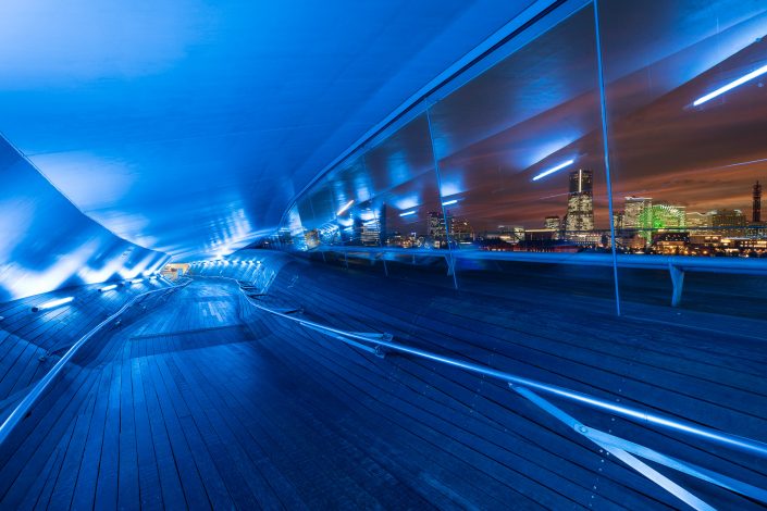 Anlegepier in Yokohama, Japan. Nachtaufname von MANFRED SODIA photography