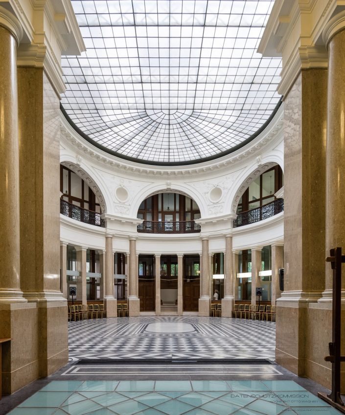Säulenhalle der Ehemalige Länderbank Zentrale, heutige Datenschutzkommission mit Glasdach. Ein Bild von MANFRED SODIA photography.