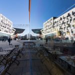 Spiegelung am WU-Campus Wien in einem Cafe mit Blick auf die Bibliothek. Ein Bild von MANFRED SODIA photography.