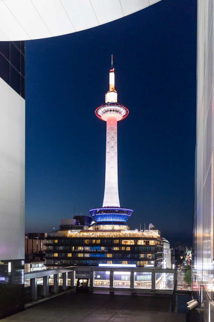 Kyoto Tower bei Nacht, Bild von MANFRED SODIA photography