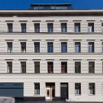 Aussenaufnahme der Fassade des sanierten Gebäudes in der Hollergasse mit neuem Dachausbau. Ein Bild von MANFRED SODIA photography.