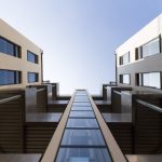 Blick nach oben im Hof des sanierten Gebäudes der Hollergasse. Erbaut durch Architekt Hannes Aichholzer, Ein Bild von MANFRED SODIA photography.