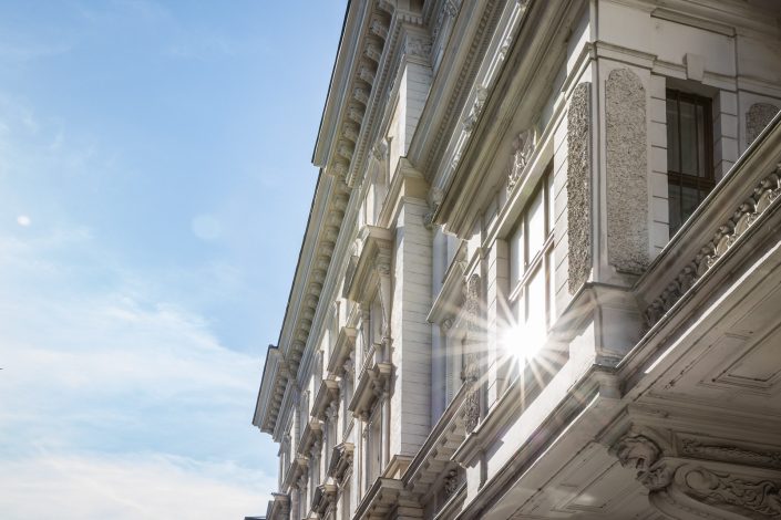 Revitalisierter Altbau in Wien. Bild von MANFRED SODIA photography mit Sonnenreflexion im Fenster.