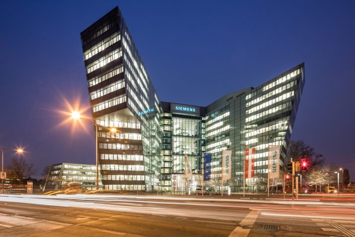 Siemens City in Wien. Geplant von Soyka Silber Soyka Architekten. Nachtaufnahme von MANFRED SODIA photography.