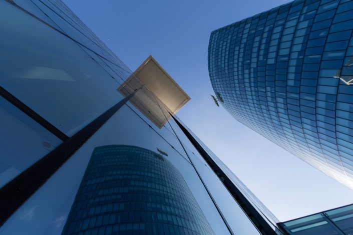OMV Zentrale im Viertel Zwei. Blick nach Oben mit Reflexion des Gebäudes in der Glasfassade.
