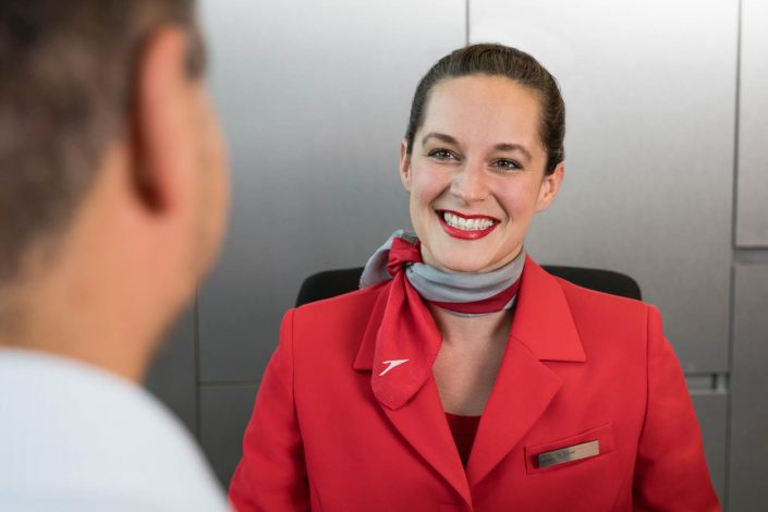 Business Portrait on location der Austrian Airlines Bodenpersonal Mitarbeiterin von MANFRED SODIA photography.