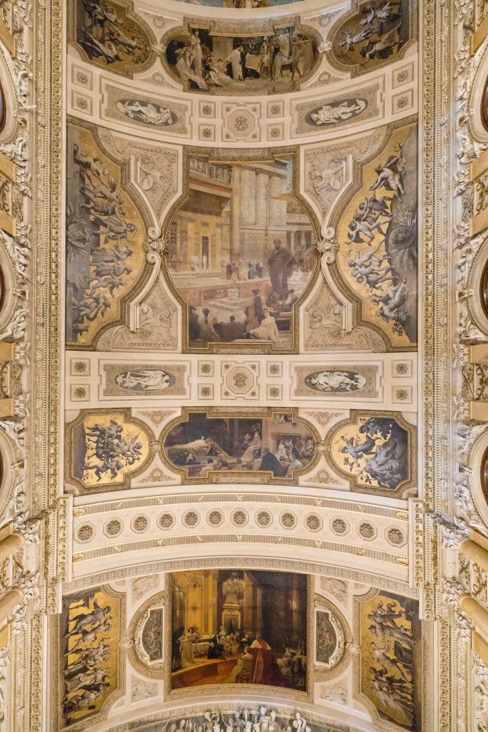 Deckenmalerei von Gustav Klimt über der Feststiege, Burgtheater in Wien, Das Bild zeigt das Theaterstück Romeo und Julia