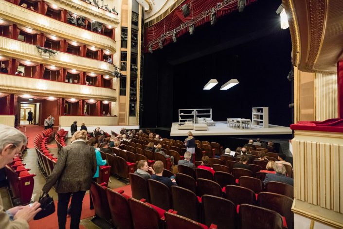 Zuschauerränge des Burgtheaters Wien mit Blick auf die Bühne