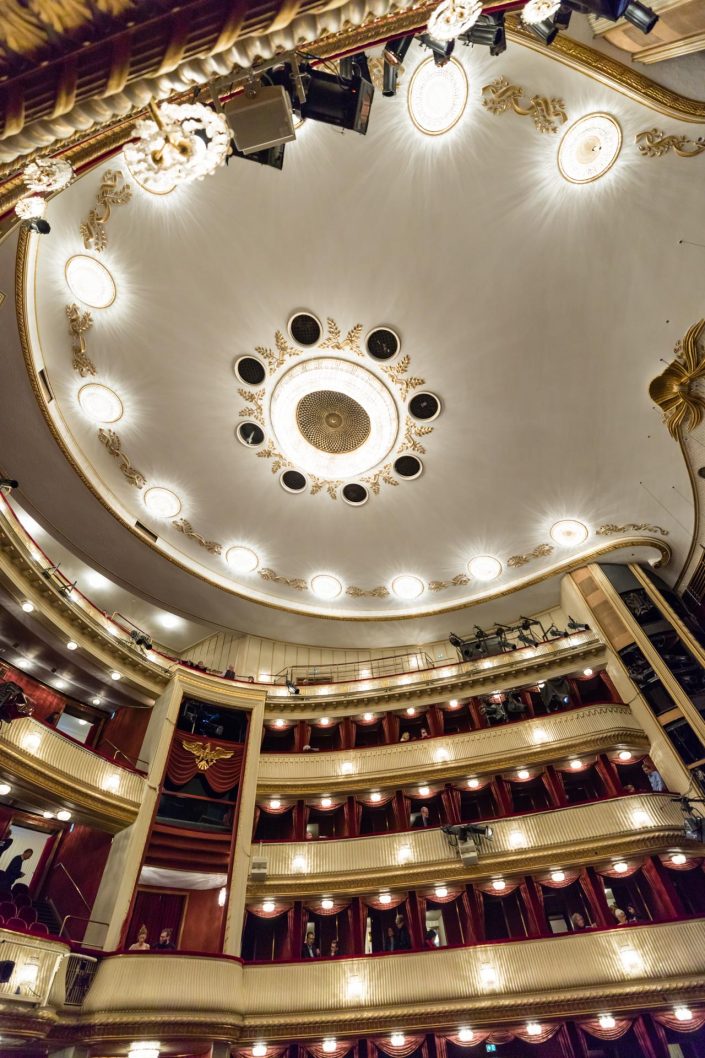 Zuschauerraum des Burgtheater Wiens mit Blick nach oben.